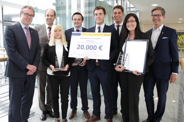 Die glücklichen Gewinner mit Vorstandsmitglied der Postbank Ralf Stemmer (1. v. l.), HSW-Vizepräsidend Prof. Dr. Jörg Schulte (2. v. l.) und Vorstandsvorsitzendem der Postbank Frank Strauß (1. v. r.)