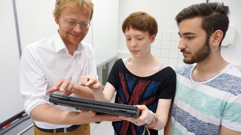 Professor Lars Schmidt-Thieme, Experte für Maschinelles Lernen und große Datenmengen, mit Maren Stadtländer und Samet Yorulmaz. Samet studiert Wirtschaftsinformatik an der Uni in Hildesheim.