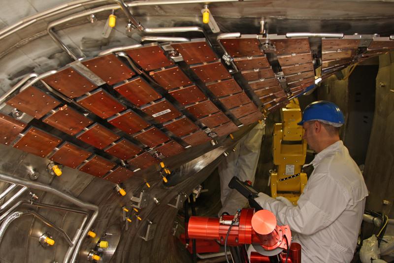 Blick in das Plasmagefäß: Auf wärme­ableitende Platten aus Kupfer-Chrom-Zirkon, die bereits vor der ersten Experimentierrunde montiert wurden, werden in den kommenden Wochen Graphitkacheln gesetzt.