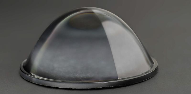 Halbseitig entspiegelte Linse