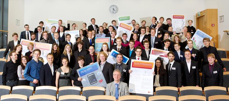 Auf dem Bachelorpodium des Hasso-Plattner-Instituts stellen Studenten 14 innovative IT-Lösungen vor. Im Vordergrund: HPI-Direktor Prof. Christoph Meinel.