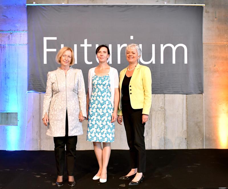 Bundesministerin Johanna Wanka zusammen mit der kaufmännischen Geschäftsführerin des Futuriums, Nicole Schneider, und Staatssekretärin Cornelia Quennet-Thielen beim Richtfest des Futuriums