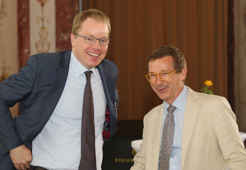 Prof. Jost Hillenkamp, der Direktor der Würzburger Universitäts-Augenklinik (links), zusammen mit Prof. Giovanni Staurenghi, dem Referenten der ersten Heinrich Müller-Ehrenvorlesung.