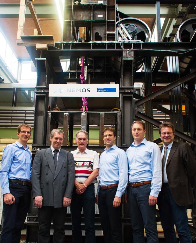 UDE-Pilotanlage des Wellenkraftwerks (v. l.) Benjamin Friedhoff, Prof. Holger Hirsch, Dr.-Ing. Jörg Honerla, Jan Peckolt, Dr.-Ing. Alexander Martha und Prorektor Thomas Kaiser