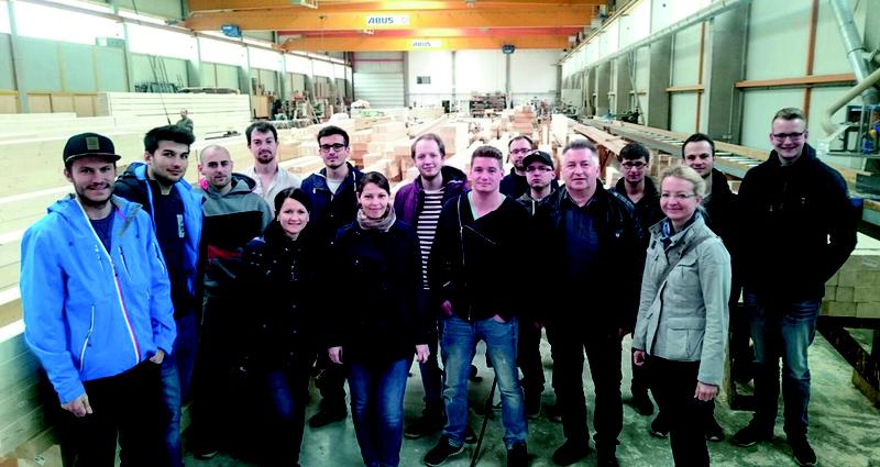 Die Studierenden mit Prof. Dr. Simon in der Abbundhalle der Firma STRAB, Hermsdorf.
