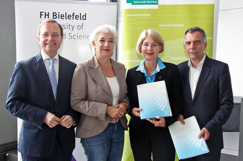 Feierliche Übergabe der Bewilligungsbescheide (v.l.): Thomas Rachel, Lena Strothmann; Prof. Dr. Ingeborg Schramm-Wölk; Prof. Dr. Ing. Gerhard Sagerer