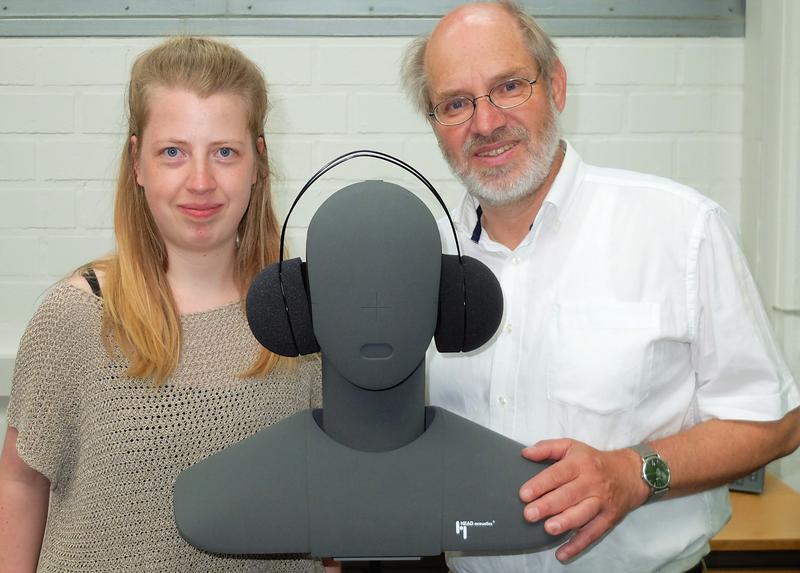 Carolin Feldmann und Prof. Dr. Thomas Carolus mit einem Kunstkopf, der Geräusche realitätsnah aufnehmen kann.
