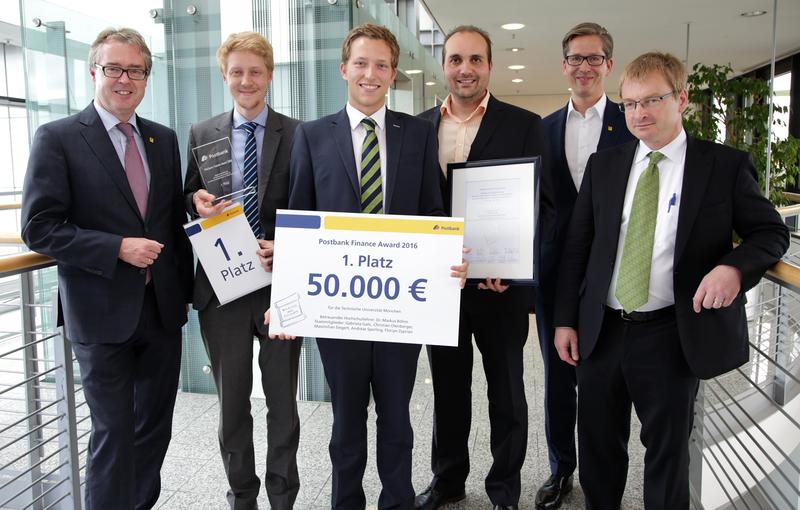 Bei der Preisverleihung v. l.: R. Stemmer (Postbank), D. Kehne u. F. Zyprian als Vertreter des FIM-Siegerteams, ihr Betreuer Dr. M. Böhm, F. Strauß (Postbank), Prof. Dr. E. Theissen (Jury-Vorsitz).  