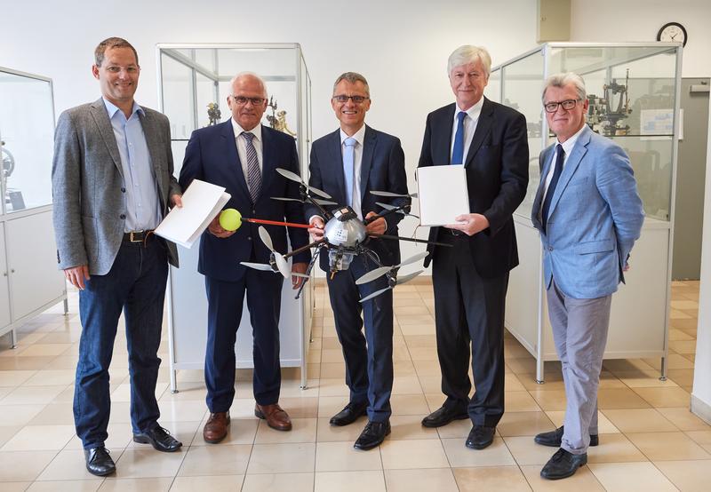 Hinrich Paulsen von der Firma terrestris, Staatssekretär Paul Bleser, Prof. Dr. Heiner Kuhlmann, Prof. Dr. Jens Léon und Dekan Prof. Dr. Peter Stehle (von links). 