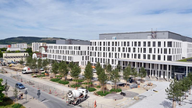 Blick auf die neue Frontseite des Universitätsklinikums Jena: Rechts Gebäudeteil „A“ mit dem künftigen Haupteingang, links Gebäudeteil „E“.