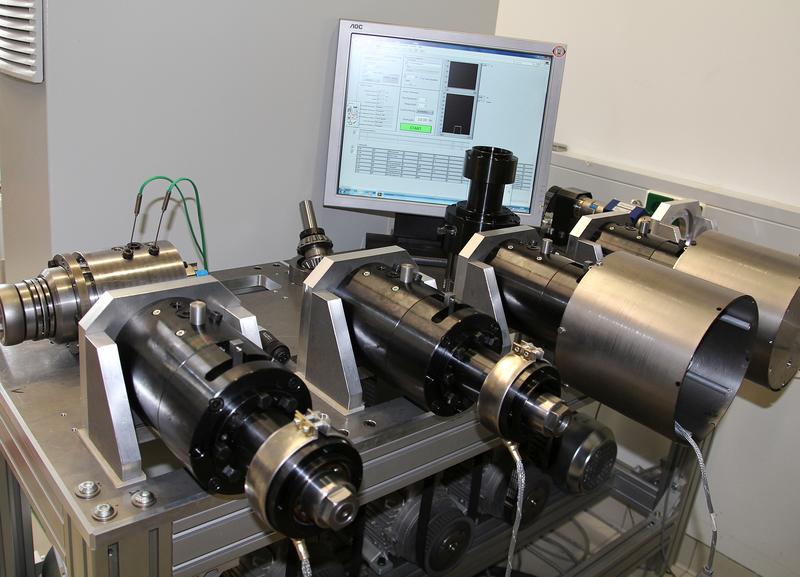 In an endurance run test grease is mechanical-dynamically loaded in roller bearings under lab terms to win data for the development of a screening test method. 