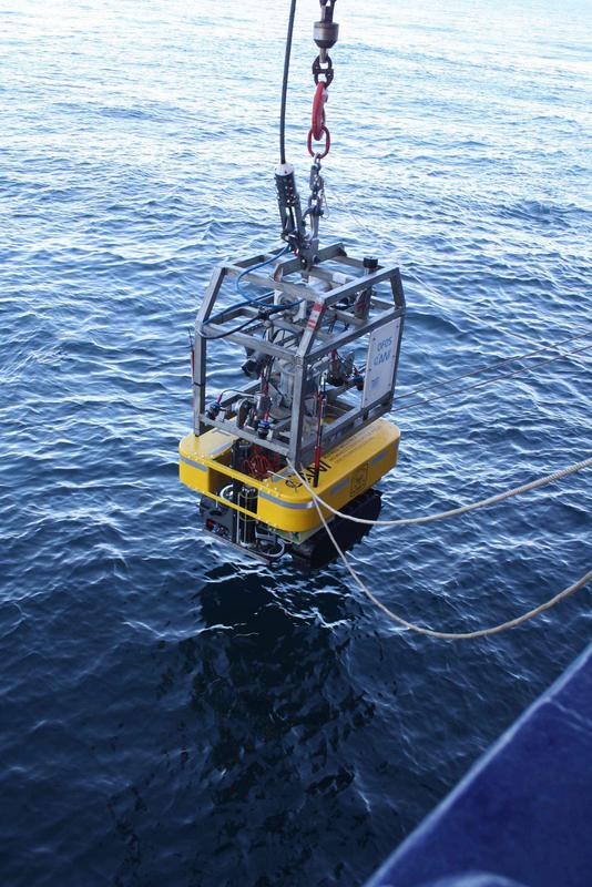 Der Tiefsee-Crawler TRAMPER wird für einen Test in der Arktis von Bord Polarstern ausgesetzt.