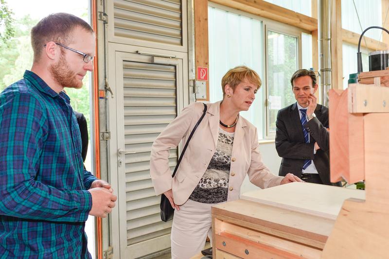 Ministerin Münch informiert sich am Fachbereich Holzingenieurwesen der HNEE. Benjamin Hinz, Student im 6. Semester und Prof. Mihotovic als leitender Professor erläutern ihre spannende Arbeit.