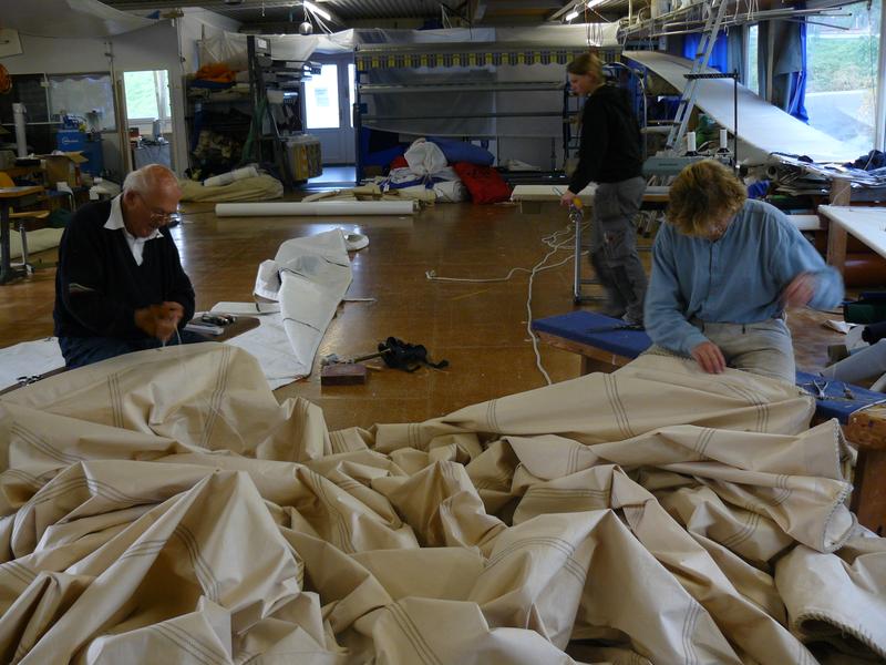 Segelmachermeister Detlef Ruhland (li.) und Dr. Jörn Bohlmann bei der Arbeit in der Segelmacherei.