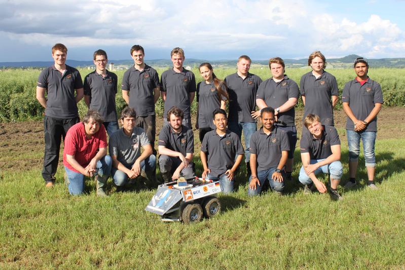 Das Field Robot Team der Hochschule Osnabrück mit dem Feldroboter „The Great Cornholio“ wurde Gesamtsieger beim International Field Robot Event 2016. 