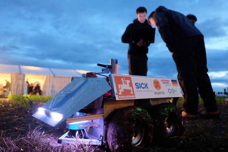 Bei den letzten Vorbereitungen zum International Field Robot Event 2016 wurde bis in den späten Abend programmiert und getestet. 