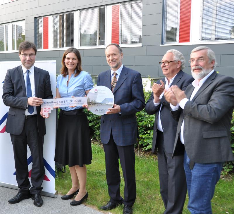 v.l.: Frank Eisoldt, GF d. GMSH; Dr. Muriel Kim Helbig, FH Präsidentin; Prof. Dr. Matthias Grottker, Dekan FB Bau; Jens Uwe Pörksen, Architektengem. p.p.p. und Rolf Fischer, Staatssekr. WiMi. S.-H.
