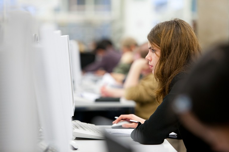 Studentin am Bildschirm.
