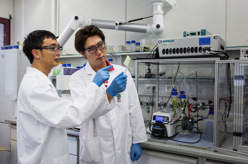Doktorand Tao Luo und Postdoc Il Seok Chae gehören zum Forscherteam, das eine neue, wasserabweisende Membran mit Nanokanälen entwickelt hat.