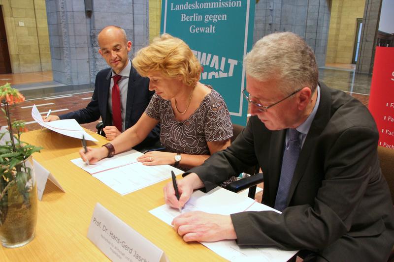 Ute Vialet von der Landeskommission Berlin gegen Gewalt, HWR-Präsident Prof. Dr. Andreas Zaby und Projektleiter Prof. Dr. Hans-Gerd Jaschke unterzeichnen Vereinbarung zur Radikalisierungsprävention