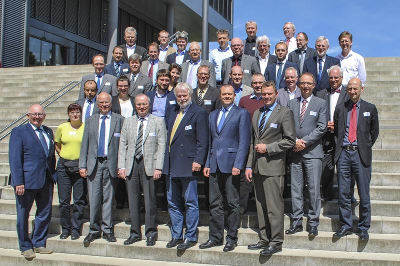 Die Teilnehmer der 65. Plenarversammlung des Fakultätentages für Maschinenbau und Verfahrenstechnik mit ihrem neuen Vorsitzenden Prof. Dr.-Ing. Elmar Moritzer (vordere Reihe rechts).