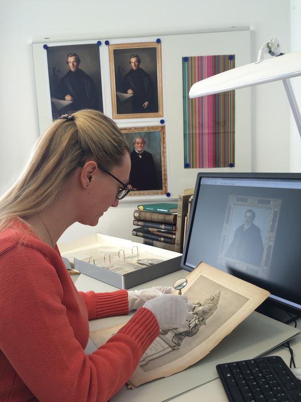 Dr. Fabienne Huguenin untersucht ein Porträt.
