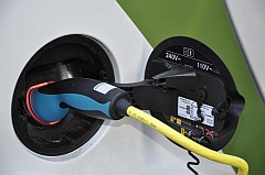 Elektrofahrzueg tankt Strom 