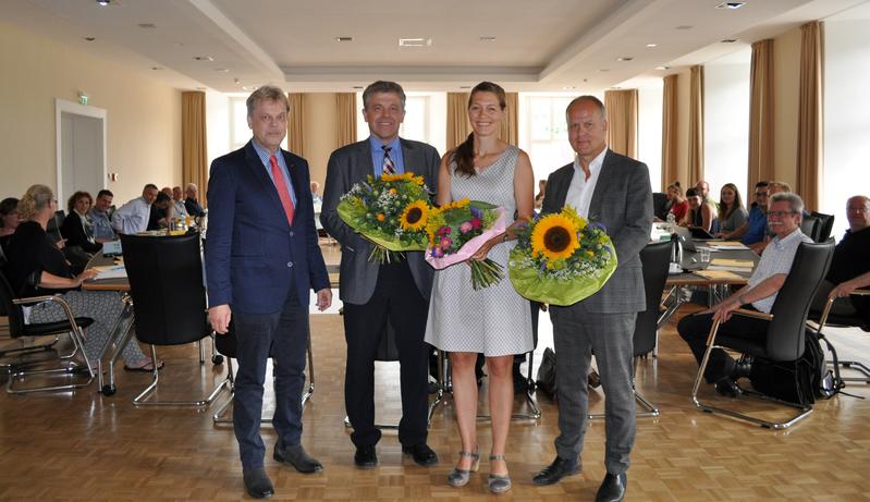 Universitätspräsident Prof. Dr. Wolfgang Lücke gratuliert den Vizepräsidenten Dr. Wilfried Hötker, Prof. Dr. Susanne Menzel und Prof. Dr. Thomas Bals zu ihrer Wahl.