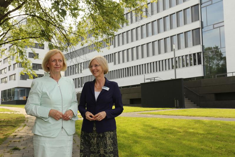 hsg-Präsidentin Prof. Dr. Anne Friedrichs begrüßt Bundesforschungsministerin Prof. Dr. Johanna Wanka (links im Bild) bei der Ankunft vor der Hochschule für Gesundheit in Bochum.  