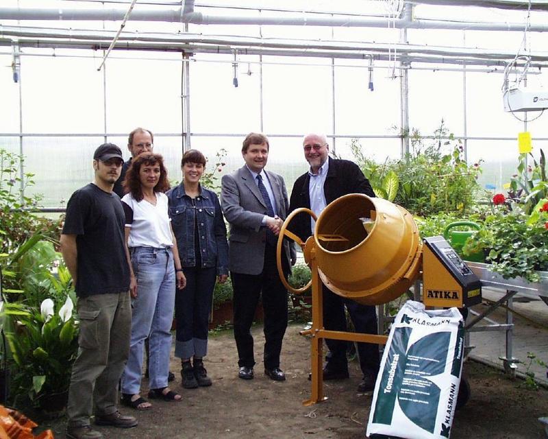 Das Gartenbauteam bei der Übergabe, von links: Karsten Gundermann, Carmen Fritsch, Dekan Prof. Dr. Gerhard Timm, Anna Keuck, Dr. Horst Kupschus, Prof. Dr. Wilhelm Dercks