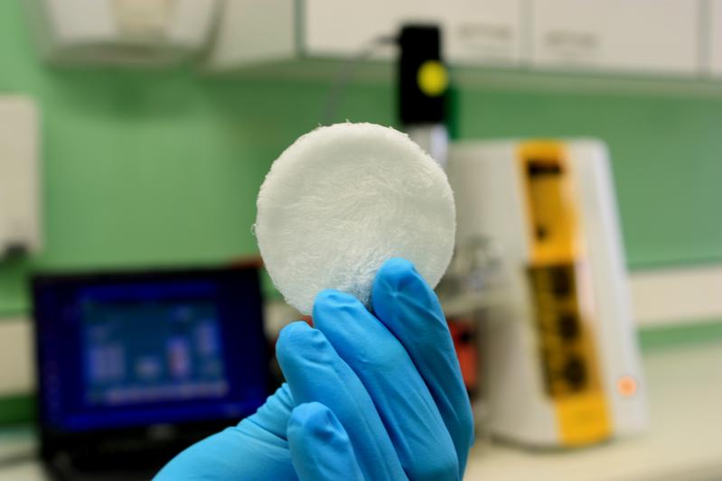 Fig. 2: Wound dressing (nonwoven/fleece) made from alginate fibres derived from bacteria. Bacterial alginate nonwoven materials absorb up to 70% more liquid than marine  alginate nonwovens.