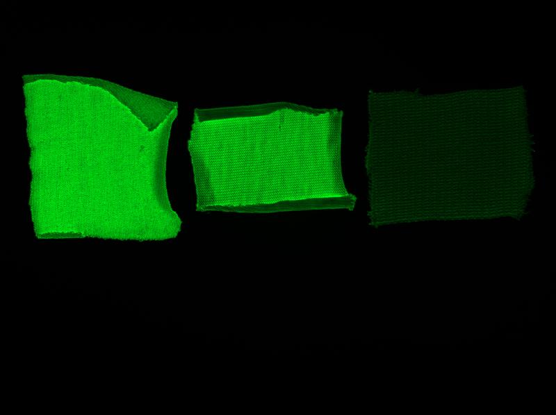 Abb.1: Machbarkeitsstudie – Textilien auf Cellulosebasis wurden mit einem grün-fluoreszierenden Markerprotein ausgerüstet an welches ein Cellulose-Anker gebunden war.