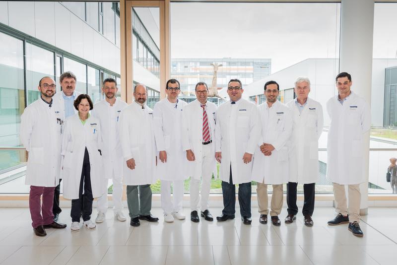 Das interdisziplinäre Team aus Gynäkologen, Neurochirurgen, Anästhesisten, Neonatologen und Pflegern des Universitätsklinikums Heidelberg freut sich über die erfolgreiche Operation und die Geburt. 