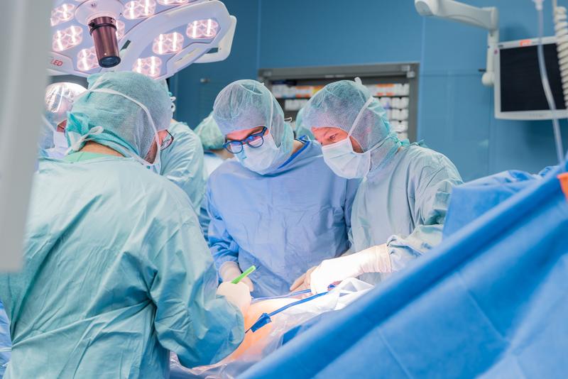 Mit einem europaweit einmaligen Operationsverfahren hat das Team ein ungeborenes Kind noch im Mutterleib am offenen Rücken (Spina bifida aperta) operiert.