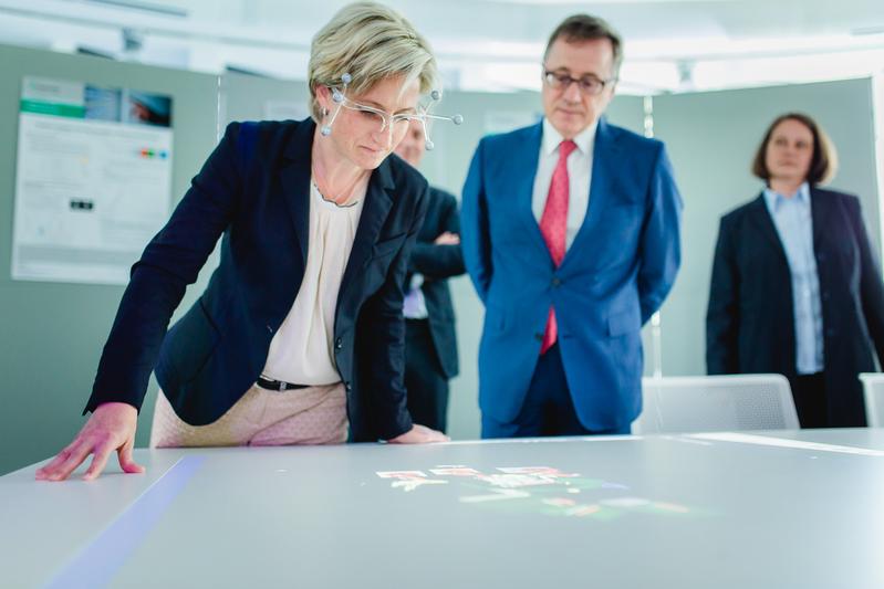 Wirtschaftsministerin Dr. Nicole Hoffmeister-Kraut erkundet Zukunftslabors bei ihrem Antrittsbesuch am Fraunhofer IAO und IPA.
