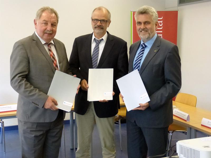 Staatssekretär Prof. Armin Willingmann (r.) und Investitionsbank-Chef Manfred Maas (l.) überreichten drei Förderbescheide an den Dekan der Medizinischen Fakultät der Uni Halle, Prof. Michael Gekle.