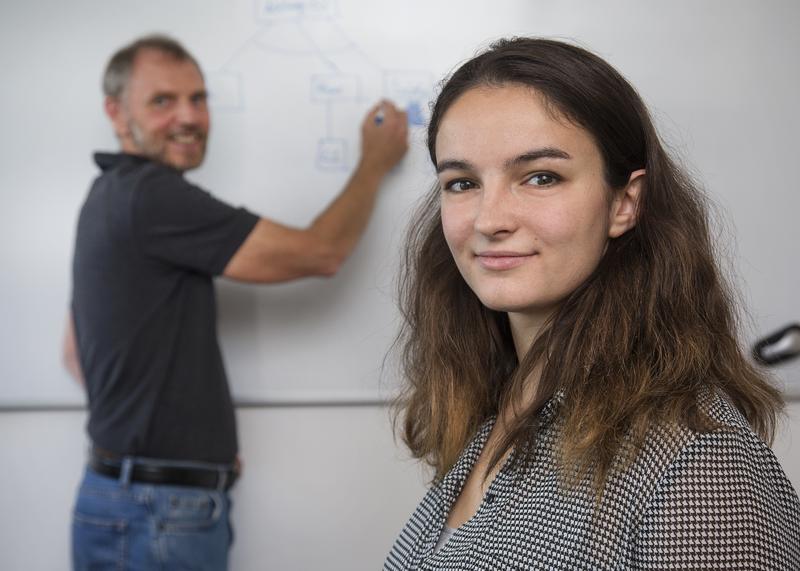  Valentina Sauer studiert im sechsten Semester Wirtschaftsinformatik. Das Foto zeigt die Studenten im Dialog mit Professor Kurt Sandkuhl.
