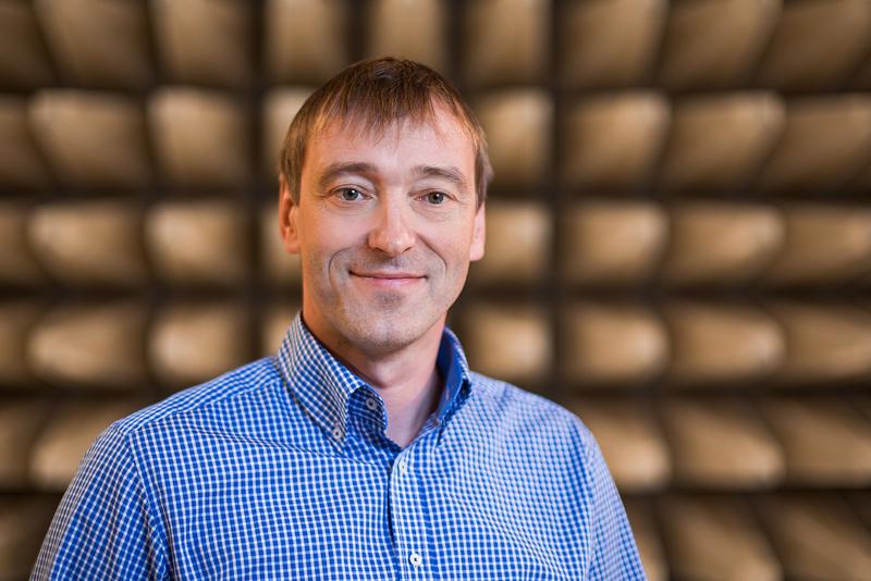Prof. Dr.-Ing. Ralf Vick vom Lehrstuhl für Elektromagnetische Verträglichkeit in der Absorberhalle