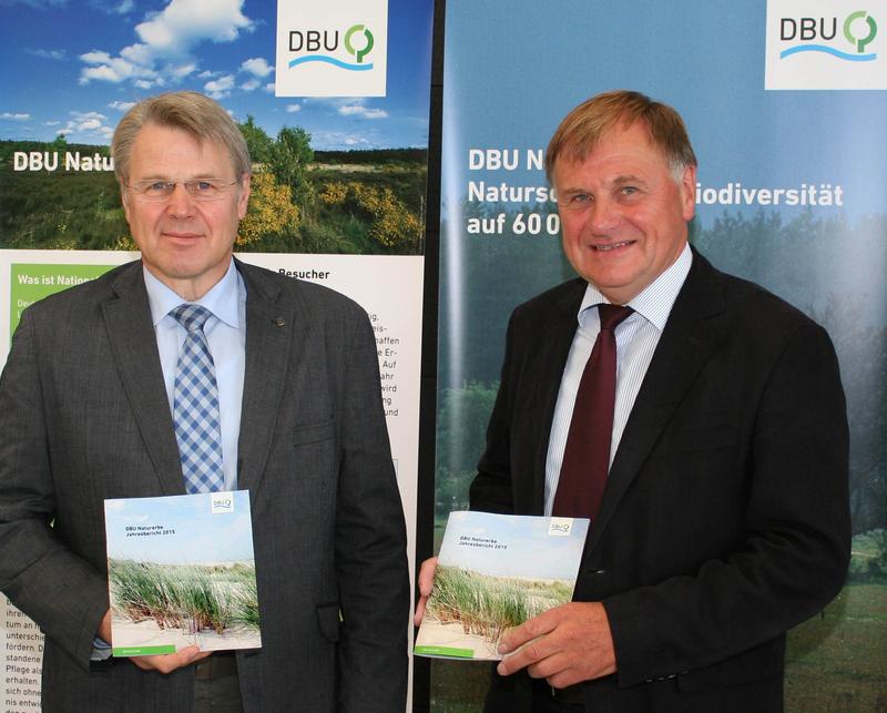  Dr. Heinrich Bottermann, Generalsekretär der DBU, und Prof. Dr. Werner Wahmhoff, Prokurist und fachlicher Leiter der DBU-Tochter, präsentieren den Jahresbericht 2015 der Naturerbe GmbH. 