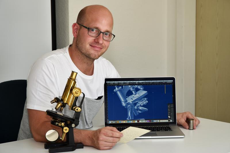 Für die neue Ausstellung hat sich Dr. Andreas Christoph in den Jenaer Universitätssammlungen auf Zeiss-Spurensuche begeben. Entdeckt hat er u. a. ein Zeiss-Mikroskop von 1912.