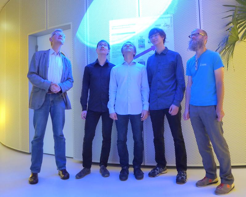 Im Wolkenturm des Tropos-Institutes: Institutschef Prof. Dr. Andreas Macke, das Gewinnerteam Erik Zeiske, Arne Wolf und Leo Gitin sowie HHL-Professor André Casajus (von links). Foto: HHL.