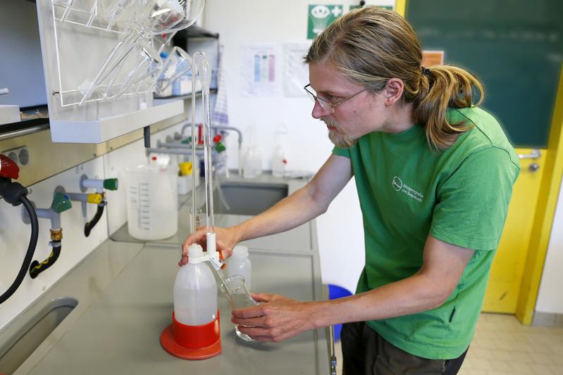 Andreas H. Schweiger bei der Analyse einer Wasserprobe in einem Labor der Bayreuther Biogeografie.