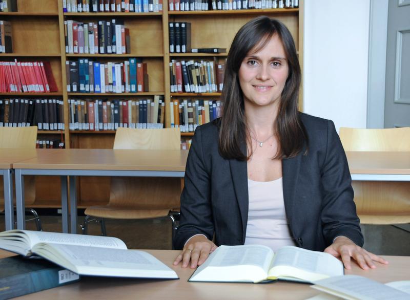 Lydia Lange in the library of the Chair of Old Testament Studies and Biblical-Oriental Languages. 