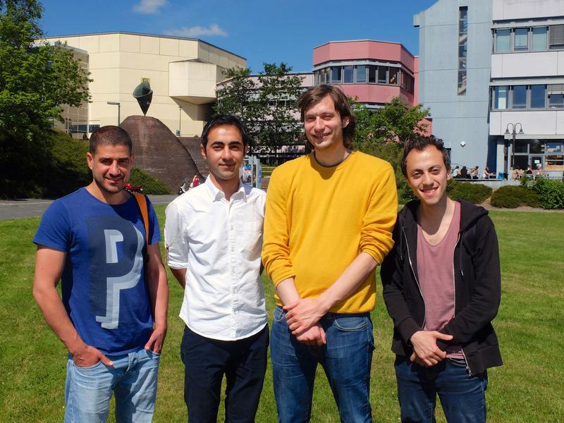 Khalduon Al Ghazli und Mohammed Ali Anis (links und rechts) sind dankbar für die Unterstützung der Uni-Mitarbeiter Majdi Bido und Christian Gerhus.