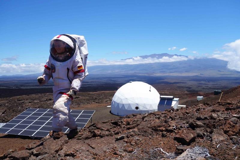 Christiane Heinicke vor der HI-SEAS-Station