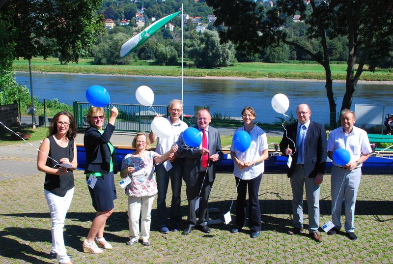 (v.l.n.r.) A. Herrmann (Sonnenstrahl e.V.), I. Andersch (SERV), Dr. Engmann und H. Ostermeyer (Uniklinikum Dresden), Dr. Kretzschmar (DIU), Dr. Stölzel (UCC), Elsner und Schrott (Stiftung).