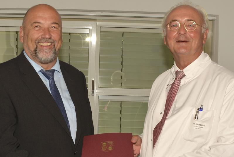 Der Minister für Wirtschaft, Bau und Tourismus, Harry Glawe (li.) bei der Übergabe des Förderbescheides heute in Greifswald an Professor Christof Kessler. 