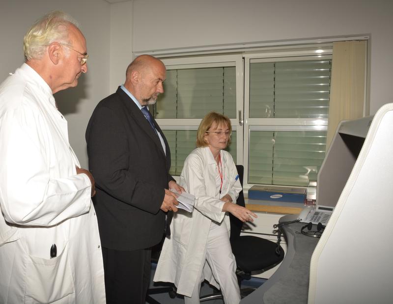 Vorher ließ sich der Minister bei einer Schaltung nach Bergen auf Rügen von Oberärztin Dr.  Bernadette Gaida die Funktionsweise des Tele-Stroke-Netzwerkes erklären.