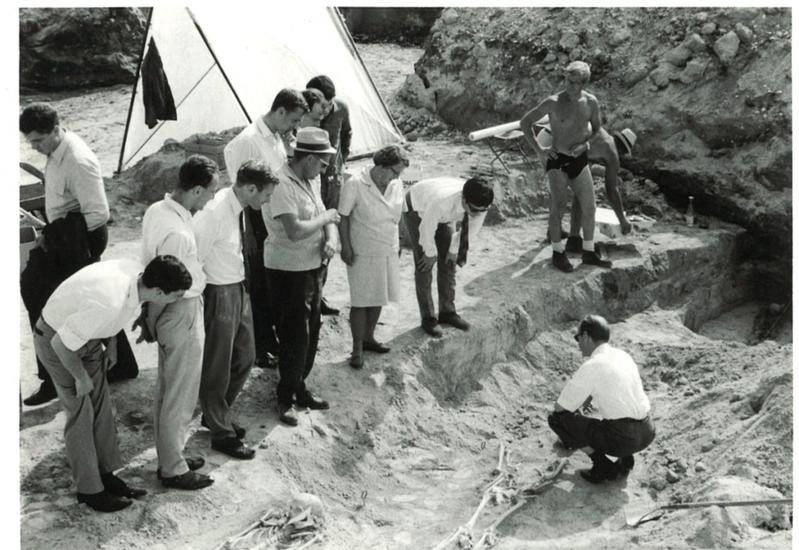 3.	Bild von der Ausgrabung des Friedhofes während eines Besuchs einer Delegation des Bezirks Oberbayern. Die Ausgrabung begann schon vor 50 Jahren 
