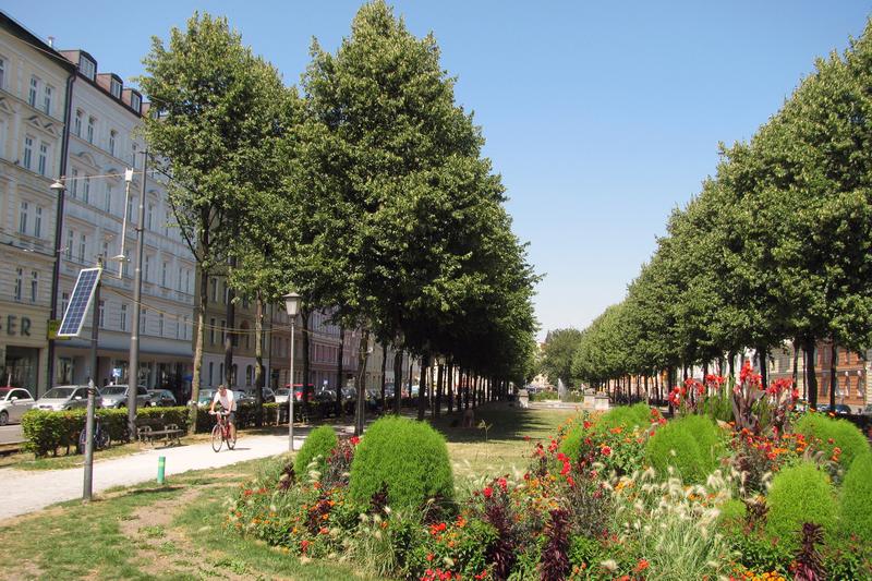 Solarbetriebene Messanlage auf dem Grünstreifen am Bordeaux Platz in München